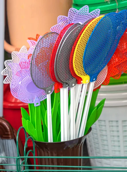 Piyasada Satılan Uçan Böcekleri Engelleyen Renkli Plastik Şok Cihazları — Stok fotoğraf