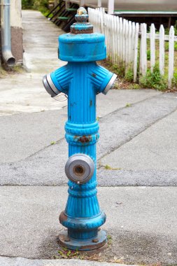 Retro metal yangın musluğu şehrin bir köşesinde.