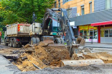 Şehir caddesinde modern makineli inşaat alanı