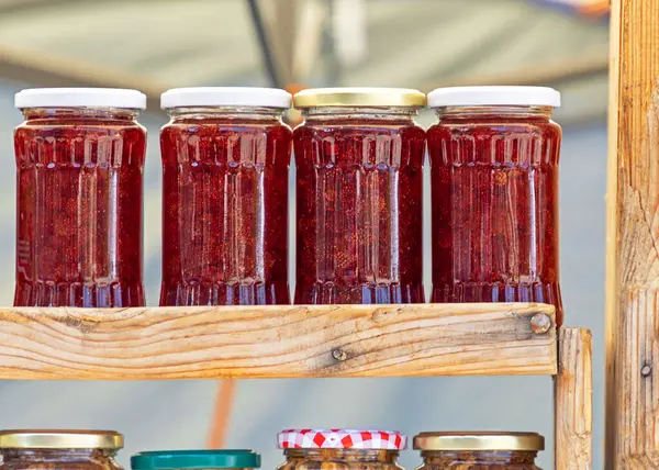 Hausgemachte Erdbeermarmelade Glas Regal Auf Dem Markt Verkauft — Stockfoto
