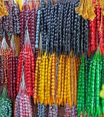 Kilise kilisesi geleneksel Gürcistan tatlısı açık havada satılıyor.