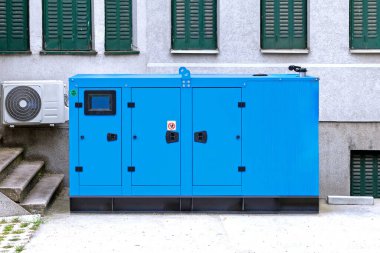 Binanın arkasında yedek elektrik jeneratörü var.