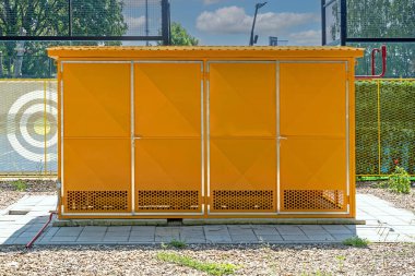 Sarı gaz depolama dolabı. Dışarıda havalandırmalı bir alan var.