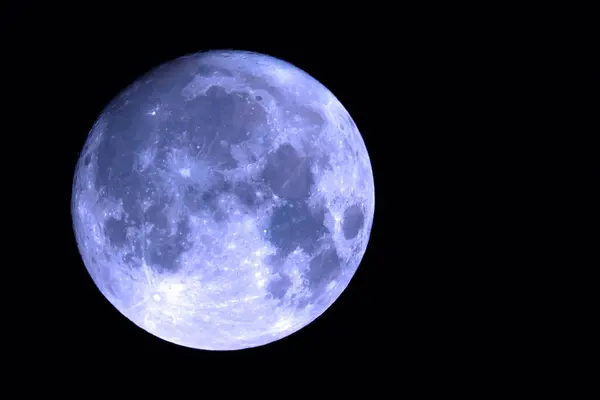 在漆黑的天空中 满月是一个完整的圆圈 — 图库照片