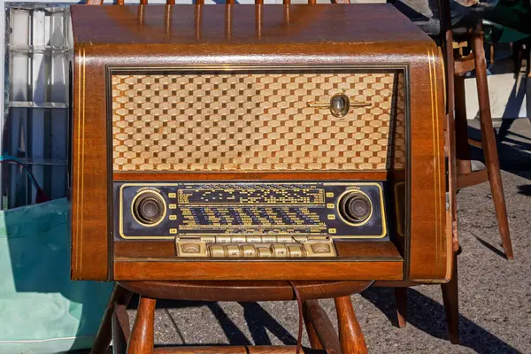 Velho Rádio Vintage Analógico Retro Vendido Mercado Pulgas Livre — Fotografia de Stock