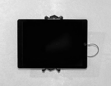 Duvar monte edilebilir tablet. Evin içinde duruyor.