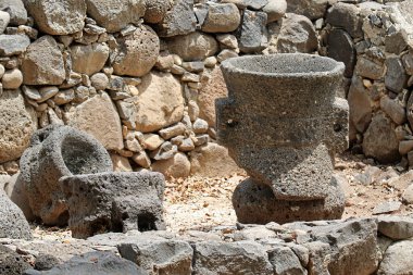 Filistin 'deki taşların arasında orta çağdan kalma antik eserler 