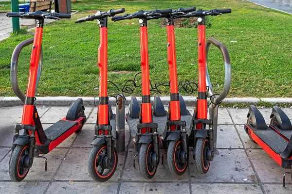 Yunanistan 'ın Selanik kentindeki bir parkta elektrikli scooterlar kiralanmış.