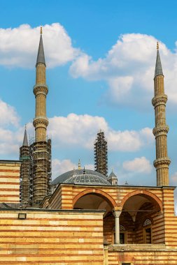 Edirne 'de çok sayıda minare kulesi ve kubbesi olan Sultan Selim Camii' nin restoranı