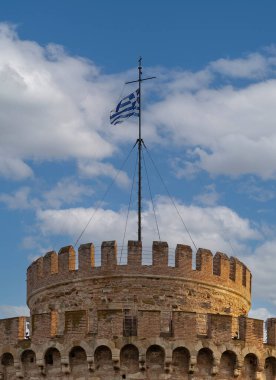 Yunanistan 'ın Selanik kentinin rıhtımında Yunan bayrağı bulunan Beyaz Kule anıtı ve müzesi