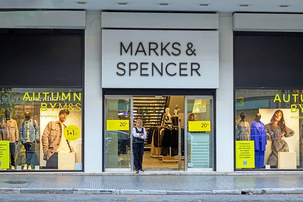 Selanik, Yunanistan - 22 Ekim 2023: Selanik 'te Tsimiski Caddesi' ndeki Marks ve Spencer moda mağazasının penceresi.