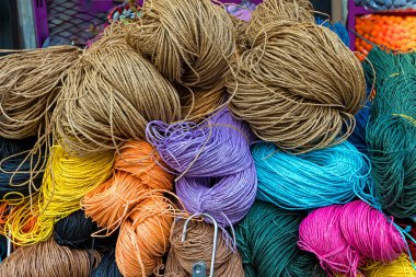 Süslü renkli ip ip iplikleri örgü örmede birbirine kenetlenmiş lifler