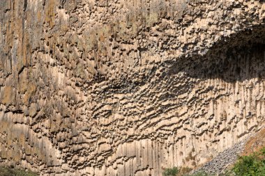Ermenistan 'ın Garni köyündeki taşların arka planında Taşların Senfonisi
