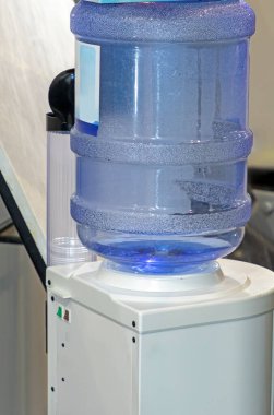 Ofisin içinde büyük bir şişe olan su dağıtıcısı.