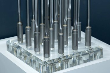 Bir atölyede cnc makine araç sahibinin yakın plan görüntüsü