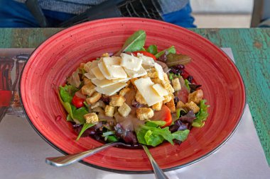 Restoran masasındaki tabakta Cesar salatası.