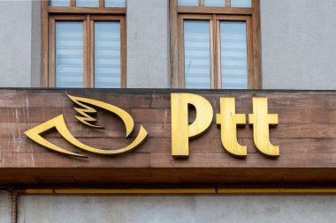 İstanbul, Türkiye - 18 Ekim 2023: İstanbul 'daki bir binanın ön cephesinde postane logosu