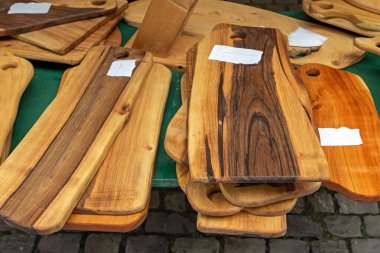 El yapımı sanat eseri ve zeytin ağacı açık havada pazarda tahta doğrama.