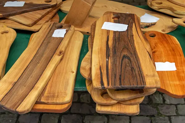 El yapımı sanat eseri ve zeytin ağacı açık havada pazarda tahta doğrama.