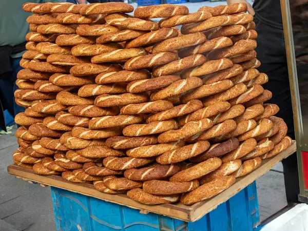 Fırınlanmış Türk simidi. Dışarıdaki sokakta satılıyor.