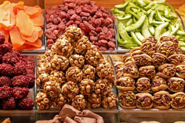 Bir markette organik kuru meyve ve fındık yığınları satılıyor.