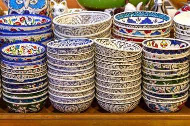 Renkli seramik el yapımı çanak çömlekler bir market tezgahında.