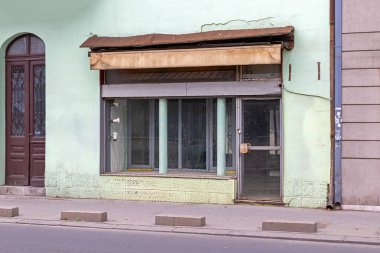 Şehir sokağındaki boş mağaza cephesi kiraya hazır.