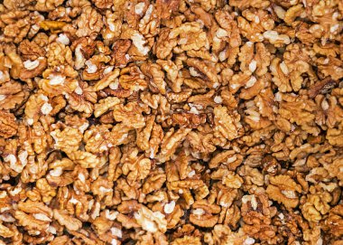 Bir markette cevizler kabukların dışına yığılır.