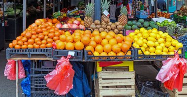 Piyasada satılan lezzetli organik tropikal meyve yığınları.