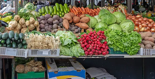 Dışarıdaki markette satılan taze organik sebze yığınları.