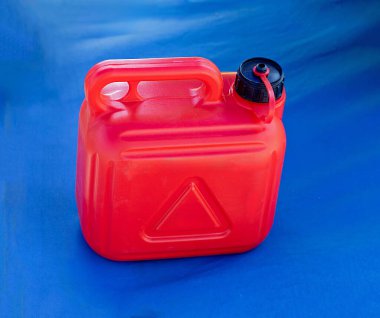 Mavi arka planda kırmızı plastik kapalı konteynır