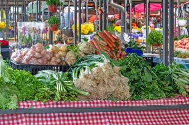 Dışarıdaki markette taze organik sebzeler yığını.