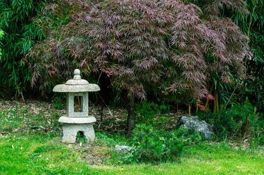 Şehirdeki şehir arazisindeki Zen bahçesi