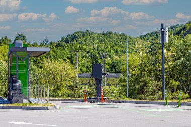 Şehir caddesindeki elektrik aküsü şarj istasyonu.