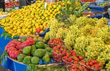 Dışarıdaki markette taze organik meyve yığını.