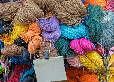 Renkli top iplikleri dikiş malzemesi yığını