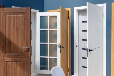 İçerideki gösteri odasının giriş kapılarını seçin. 