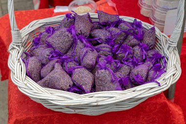 Mor poşetlerdeki lavanta yığını pazarda satılıyor.