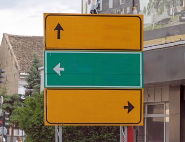 Geçiş yönü için okları olan trafik işaretleri otoyol üzerindeki bir plakanın üzerinde.