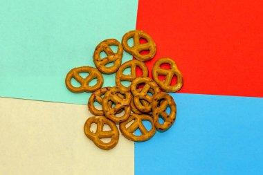 Renkli arka planlarda pişmiş kraker yığını.