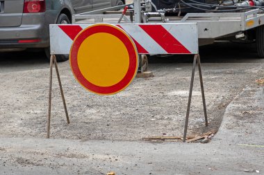  Trafik taşıma tabelaları iş sırasında caddede araba yasağını gösteriyor