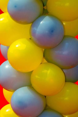 Duvarın iç tarafında renkli şişmiş balon desenleri var.