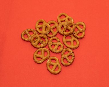 Kırmızı arka planda pişmiş kraker yığını.