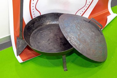 Piyasada demir tencereyi açın.