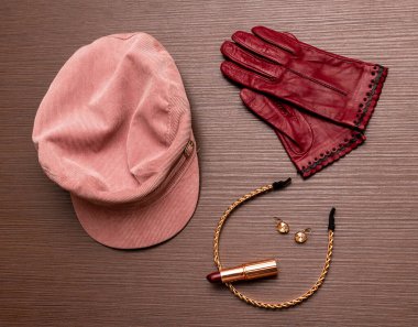 Ahşap masadaki zarif bayan mücevherleri ve diğer moda aksesuarlar.