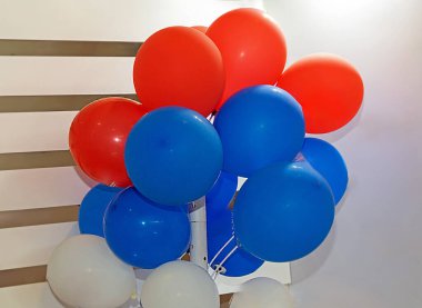 Partide mavi ve kırmızı şişmiş balonlar