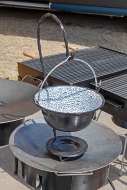 Enamelled metal kazan tenceresi kırsal alanda kulplu 