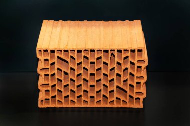 İnşaat sektöründe kullanılan içi boş tuğla siyah arka planda izole edilmiş.