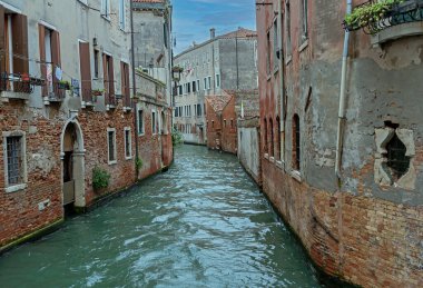 Venedik 'te su kanalı ve ortaçağ İtalya' sında eski evler.