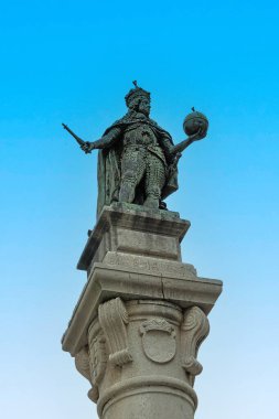 Trieste, İtalya - 08 Ekim 2024: Roma İmparatoru I. Leopold 'un Trieste Piazza della Borsa Meydanı' ndaki heykeli